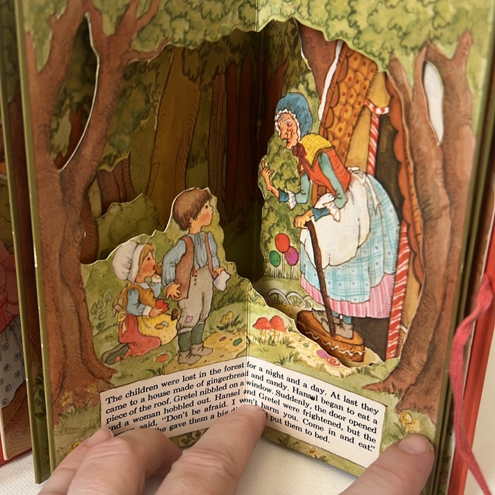 Vintage Puss in Boots and Hansel and Gretel- A Peepshow Book 1977 Carousel Books - Picture 10 of 16